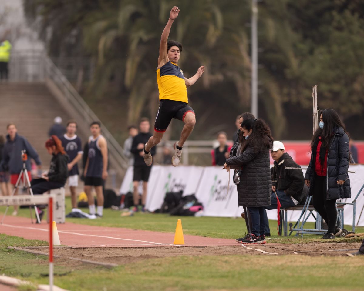 Campeón nacional de salto largo y triple entrega detalles de su carrera deportiva y analiza críticamente el financiamiento estatal del deporte